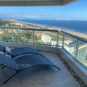 Venta De Gran Apartamento De 3 Dormitorios Con Parrillero Propio En Playa Brava, Punta Del Este
