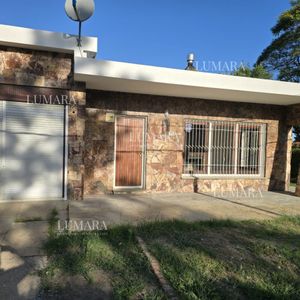 Casa En Venta, Barrio Pinares Frente A Plaza Pública A 400 Mts. Del Mar