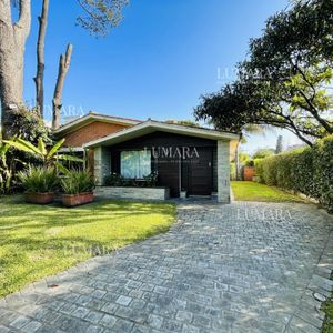 Casa De 3 Dormitorios Y Piscina En Playa Mansa, Punta Del Este