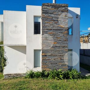 Casa De Estilo Minimalista Próxima Al Mar.
