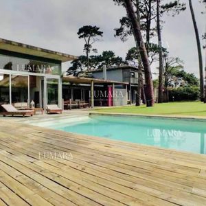 Moderna Casa De 4 Dormitorios Y Piscina En Playa Mansa, Alquiler De Temporada