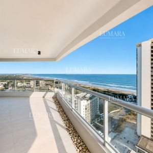 Apartamento De 3 Dormitorios Y Dependencia, Con Parrillero Y Vista Al Mar En Playa Brava, Punta Del Este
