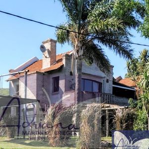 Venta Casa En Piriápolis Muy Cálida Y Con Hermosas Vistas Al Mar Y Los Cerros- 3 Dormitorios