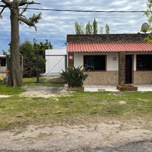 Casa En Venta | 2 Dormitorios + Galpón De 200m²| Precio: U$D 160.000