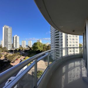 Hermoso Apartamento En Venta De 3 Dormitorios Y Dependencia En Punta Del Este.