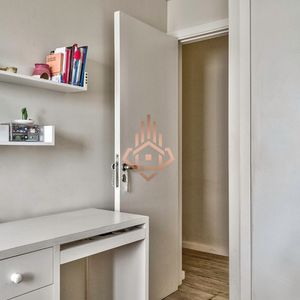 Venta Apartamento En Punta Del Este Con 3 Dormitorios Y Vista Parcial A La Playa.