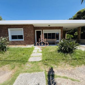 Casa En Alquiler Anual De 3 Dormitorios En Piriapolis