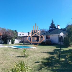 En Venta Casa De 5 Dormitorios A Metros Del Mar Con Parrillero Y Piscina En Punta Del Este
