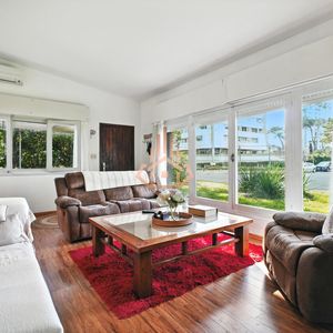 Venta De Casa 4 Dorms 5 Baños En Punta Del Este, Playa Mansa.