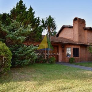 Casa En Playa Mansa De Cuatro Dormitorios En Venta Punta Del Este  - Ref : Eqp4053