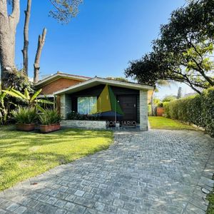 Casa De 3 Dormitorios Y Piscina En Playa Mansa, Punta Del Este - Ref : Eqp6838