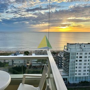 Excelente Apartamento En Primera Linea De Playa Mansa - Ref : Eqp7881