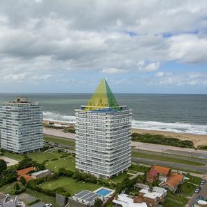 Vende Apartamento De 3 Dormitorios En Wind Tower, Piso Alto Con Vista Al Mar , Punta Del Este  - Ref : Eqp7950