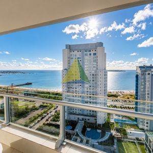 Apartamento De 3 Dormitorios Y Dependencia En Playa Mansa, Punta Del Este - Ref : Eqp8376