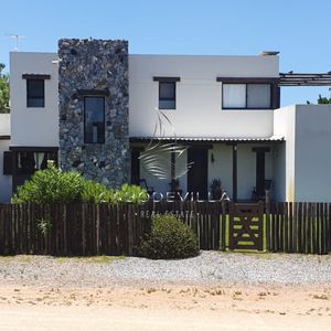 Casa En Venta Y Alquiler Anual De 4 Dormitorios Con Piscina Climatizada José Ignacio Punta Del Este