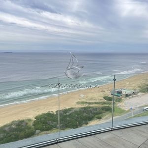 En Venta Y Alquiler Anual Apartamento De 3 Dormitorios Mas Dependencia Primera Línea De Playa Brava Punta Del Este