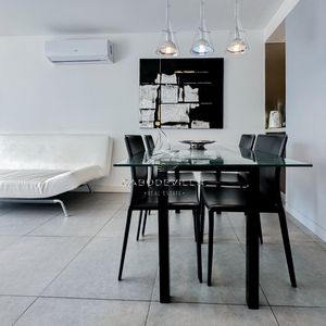 Venta De Apartamento De 1 Dormitorio Y Medio Con Un Baño Equipado Por Philippe Starck En Torre Yoo Punta.