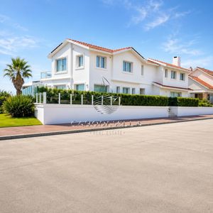 Gran Casa En Venta, Primera Línea