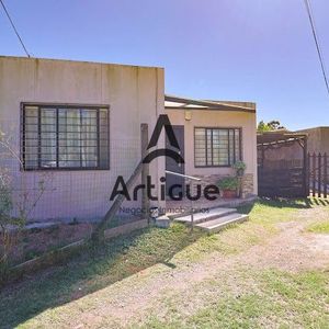 Casa En Venta C/ Cochera En Solymar