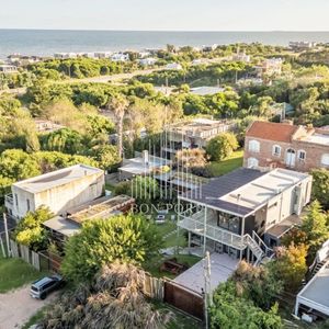 Moderna Casa En El Chorro.