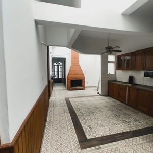 Venta Casa Pocitos C/renta 3 Dormitorios, Azotea Transitable, Garaje