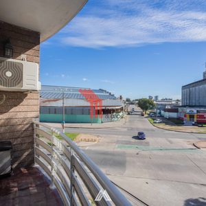 Venta Apartamento Mercado Modelo 2 Dormitorios Y Terraza Al Frente