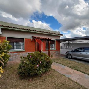 Venta Casa 3 Dormitorios, 2 Baños, Mas Monoambiente, Colon