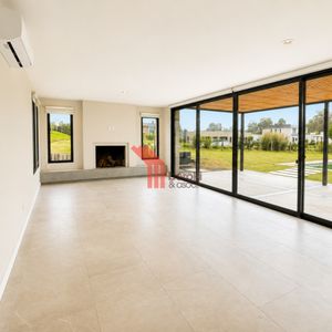 Venta De Casa De 3 Dormitorios, 3 Baños Y Cuarto De Servicio En Altos De La Tahona Con Piscina Y Parrillero