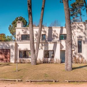 Casa 3 Dormitorios Barrio Privado, Pinares. Punta Del Este, Uruguay.