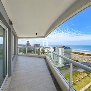 Venta De Apartamento En Look Brava 3 Dormitorios Y Dependencia Con Vista Directa Al Mar, Y Garage Doble