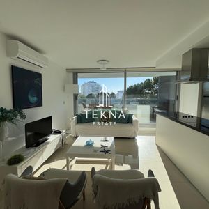 Venta De Apartamento De 2 Dormitorios Y Dependencia, En Torre Esmeralda