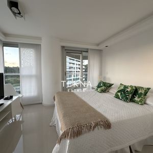 Venta De Apartamento De Categoria, Dos Dormitorios Y Medio En La Brava Con Vista Al Mar.