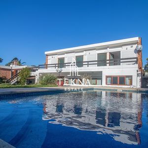 Venta De Casa 4 Dormitorio Con Piscina Climatizada Playa Mansa. . Punta Del Este, Uruguay.