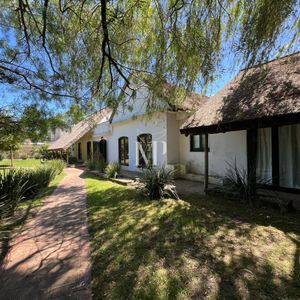 Amplia Casa A La Venta En Punta Del Este De 6 Dormitorios En El Tesoro A 200 Mts De Ruta 10