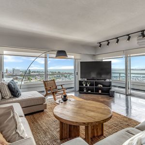 Alquiler De Apartamento 5 Dormitorios Edificio "el Monarca" – Puerto De Punta Del Este