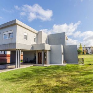 Venta De Casa De Diseño Contemporáneo Y Calidad De Vida - 4 Domritorios