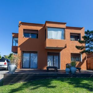 Venta De Casa Con Entorno Privilegiado - Punta Piedras, Maldonado.
