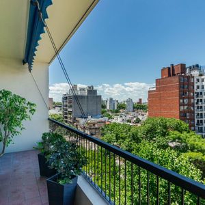 Venta De Apartamento Con Garage Y Gran Distribución - Pocitos