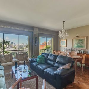 Venta De Apartamento Con Garage Y Gran Distribución - Pocitos