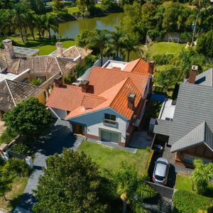 Venta De Casa Frente Al Lago En Manantiales De Carrasco | Una Forma De Vivir El Entorno