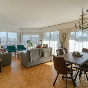 Venta De Apartamento 3 Dormitorios Con Garage - Punta Carretas A Pasos Del Mar