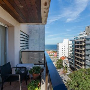 Venta De Apartamento 3 Dormitorios Con Garage - Punta Carretas A Pasos Del Mar