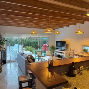 Hermosa Casa En Pinares 3 Dormitorios, Dependecia De Servicio; Barbacoa Y Piscina!