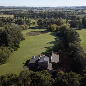 Venta De Chacra Arbolada De 3 Hectáreas Con Casa De 5 Dormitorios En La Barra