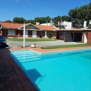 Venta Casa Prado 4 Dormitorios Más Dependencia De Servicio, Piscina Y Garaje Para 2 Autos