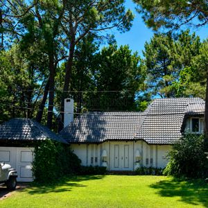 Chalet De 4 Dormitorios, Piscina Y Parrillero En Venta, Zona Tranquila. Punta Del Este.