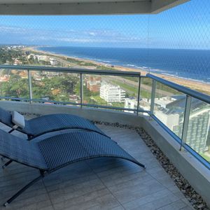 Venta De Gran Apartamento De 3 Dormitorios Con Parrillero Propio En Playa Brava, Punta Del Este