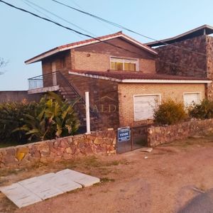 Se Vende Casa De Gran Porte, Ubicada En La Entrada De La Ciudad De Pan De Azúcar, Departamento De Maldonado.