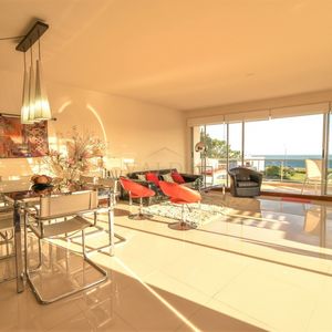 Espectacular Apartamento De Tres Dormitorios Frente Al Mar - Punta Del Este