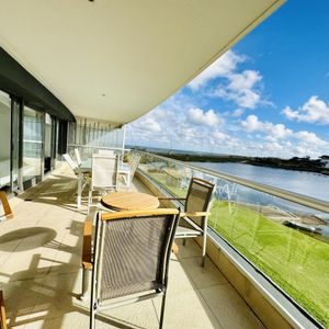 Venta, Alquiler Temporal Y Anual De Apartamento De Tres Dormitorios Frente Al Mar En Pinares, Playa Mansa